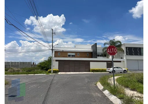 Casa colonial de una planta en Juriquilla 35