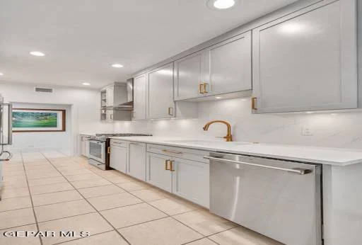 1077 LOS JARDINES Circle 32